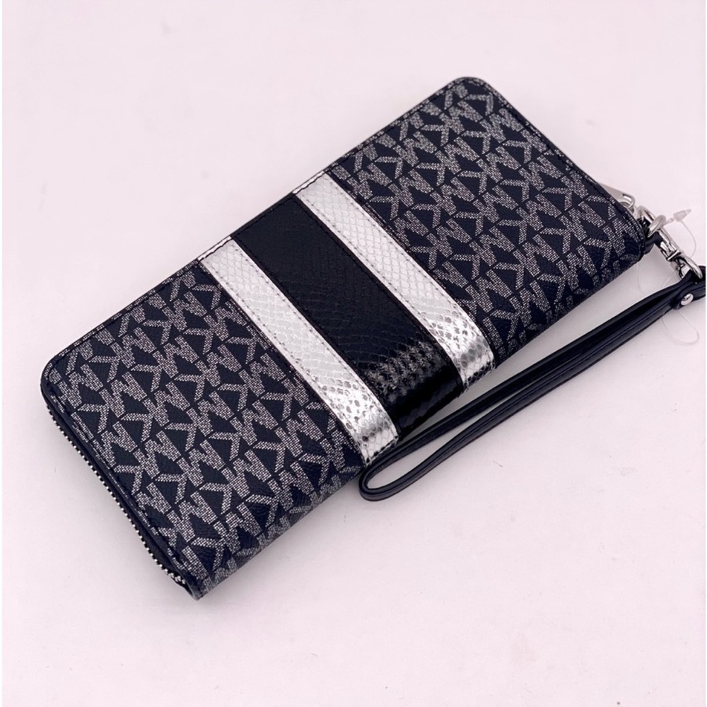 Michael Kors Jet Set Travel Large Signature
Logo and Metallic Continental Wallet - Picture 3 of 11